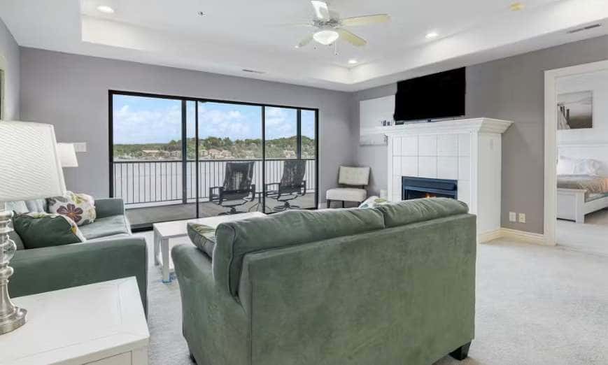 Spacious 3BR Condo - Waterfront POOL - Lake Ozark