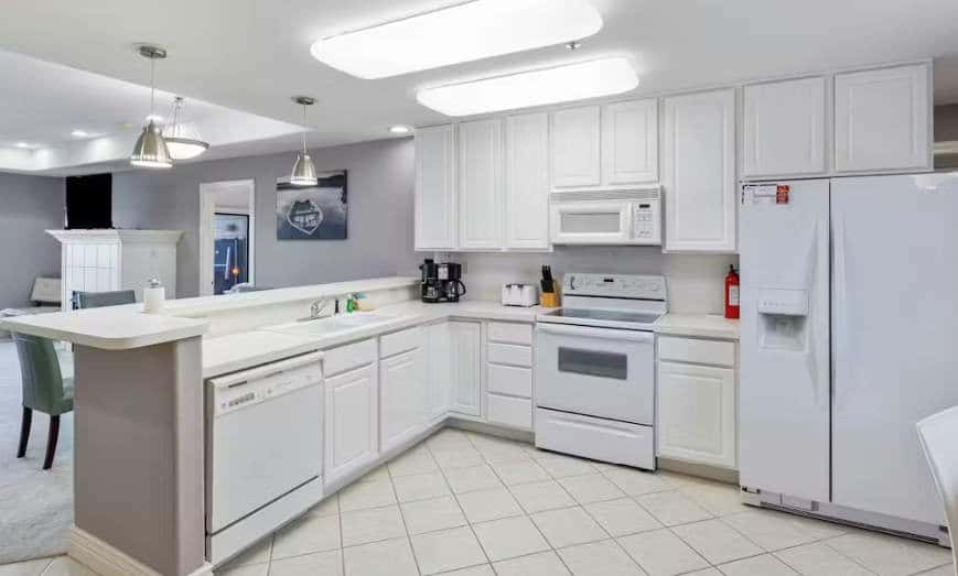 Spacious 3BR Condo - Waterfront POOL - Lake Ozark