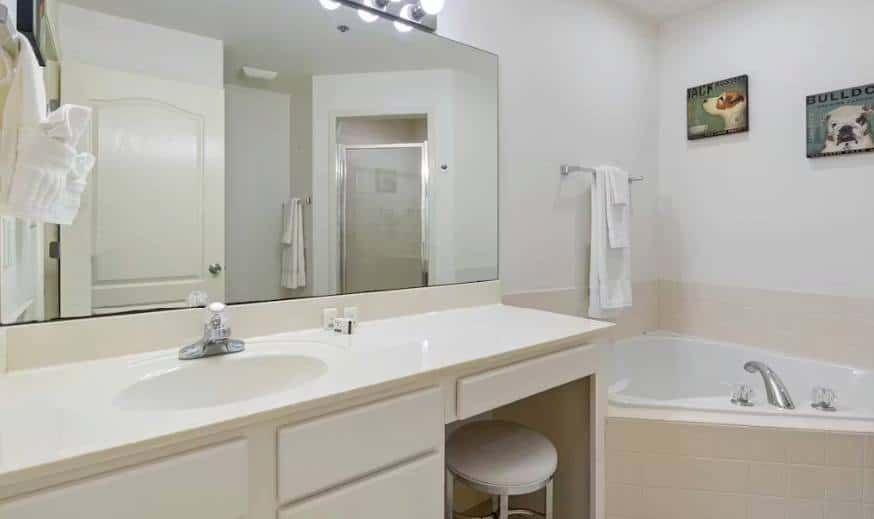 Spacious 3BR Condo - Waterfront POOL - Lake Ozark