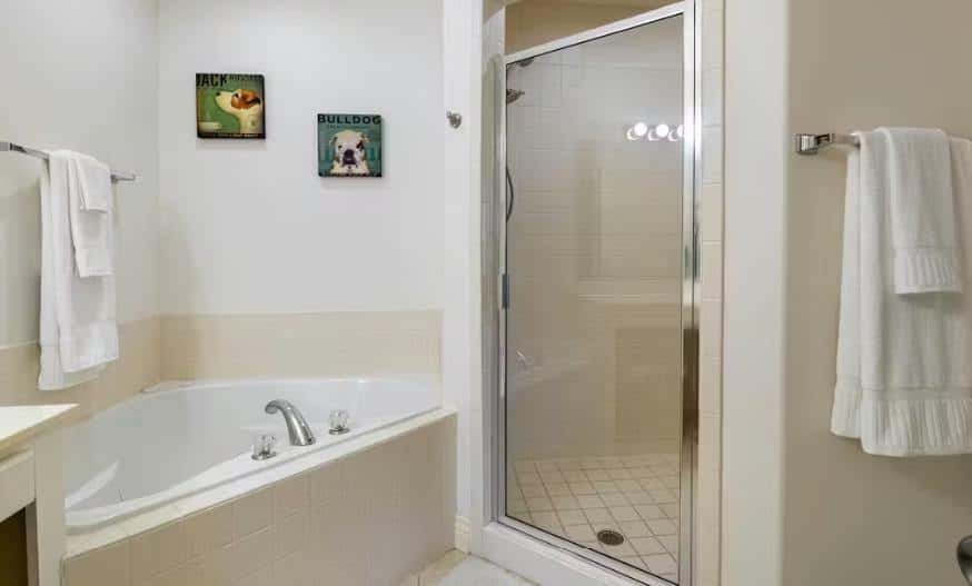 Spacious 3BR Condo - Waterfront POOL - Lake Ozark