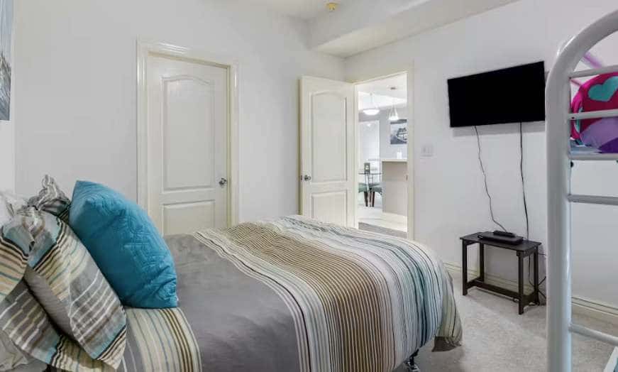 Spacious 3BR Condo - Waterfront POOL - Lake Ozark