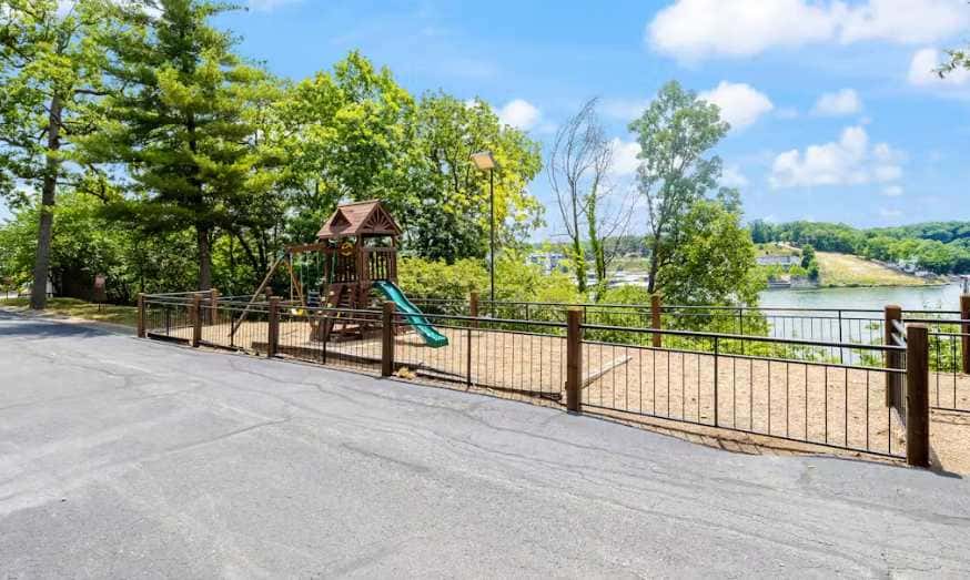 Spacious 3BR Condo - Waterfront POOL - Lake Ozark