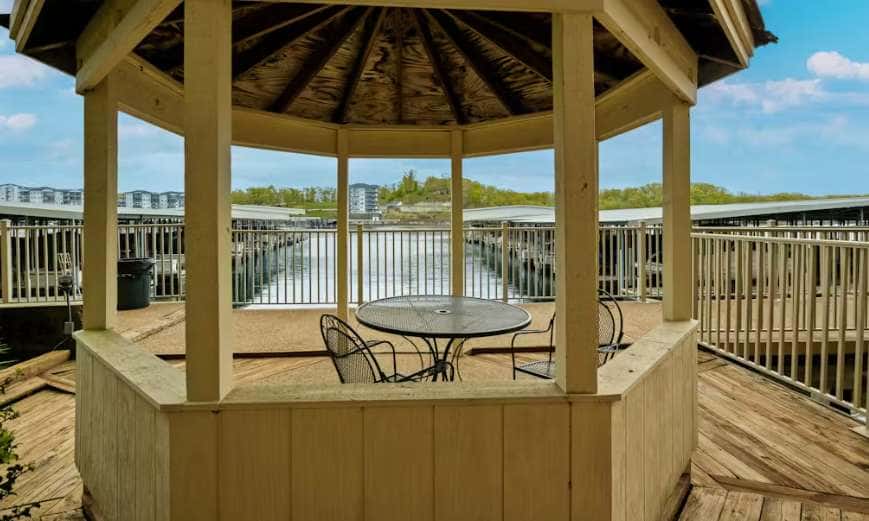 Spacious 3BR Condo - Waterfront POOL - Lake Ozark