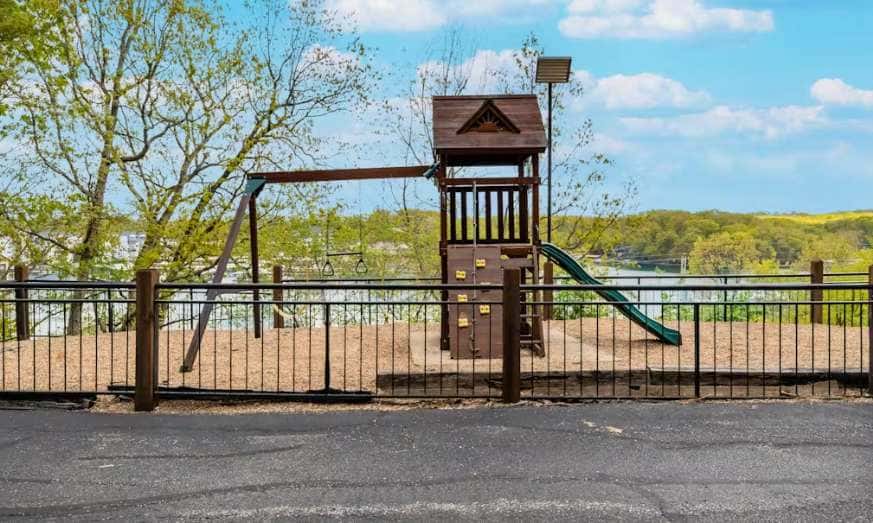 Spacious 3BR Condo - Waterfront POOL - Lake Ozark