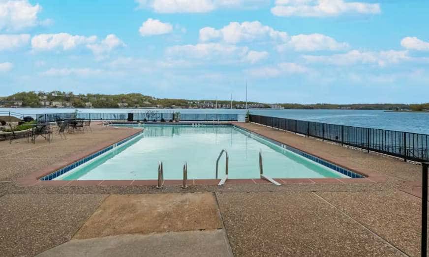 Spacious 3BR Condo - Waterfront POOL - Lake Ozark