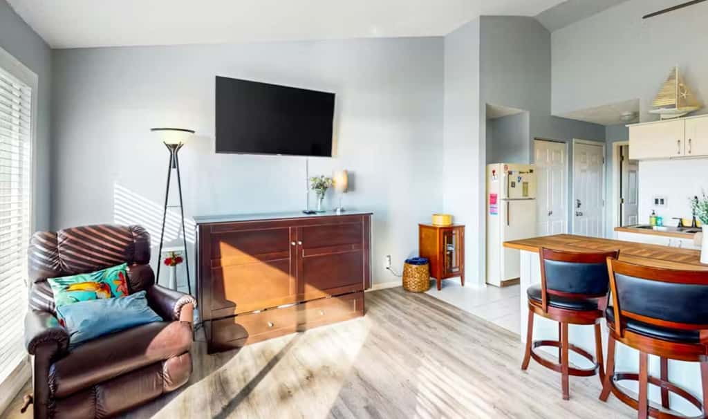 Charming 1BR Condo - Top Floor - LAKE VIEW
