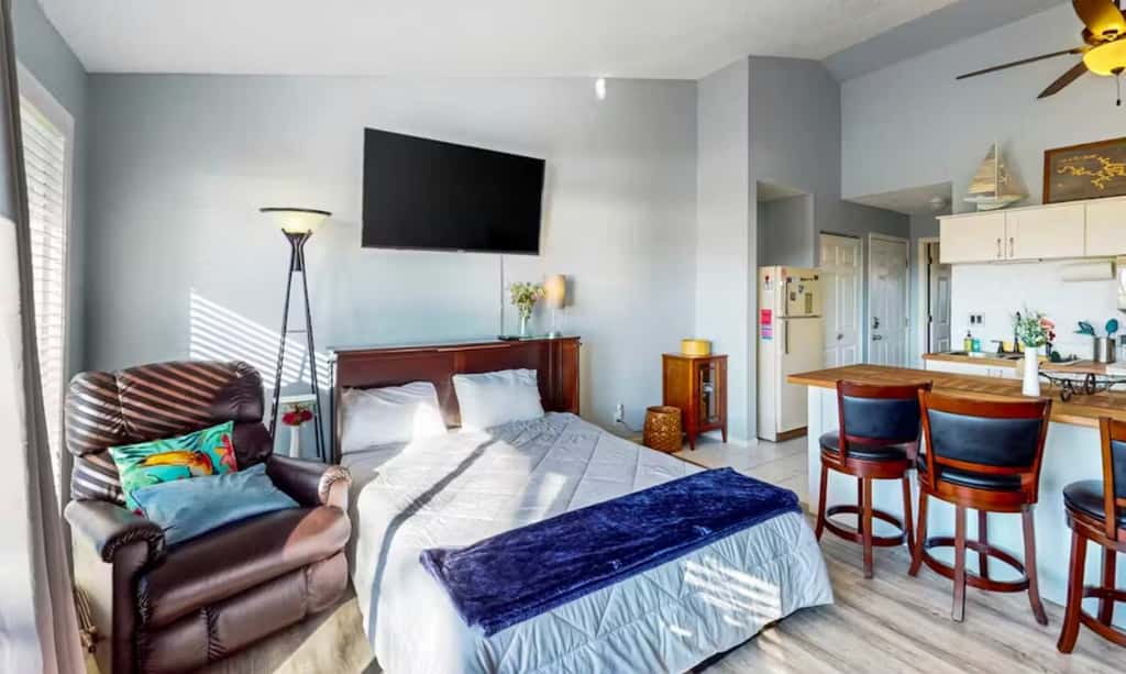 Charming 1BR Condo - Top Floor - LAKE VIEW
