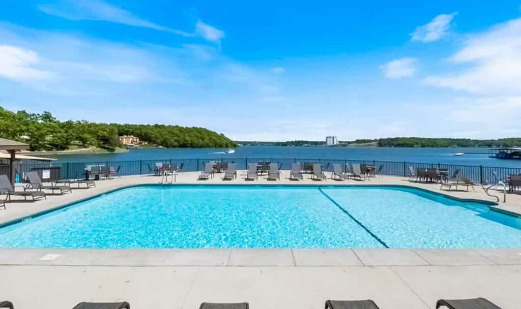 Charming 1BR Condo - Top Floor - LAKE VIEW