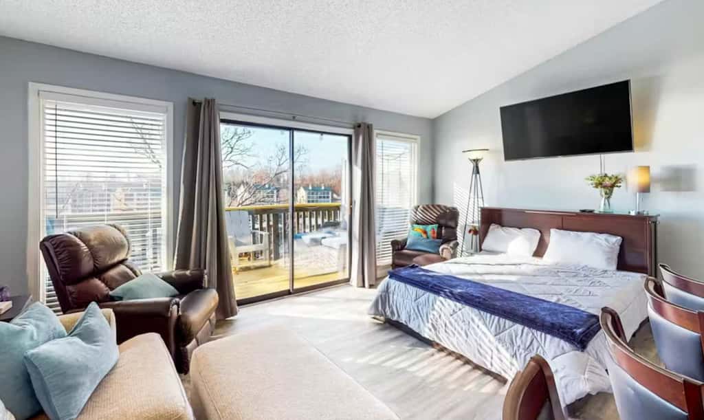 Charming 1BR Condo - Top Floor - LAKE VIEW