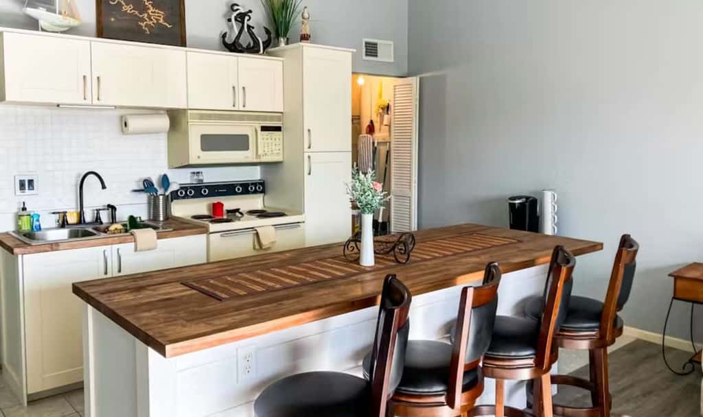 Charming 1BR Condo - Top Floor - LAKE VIEW