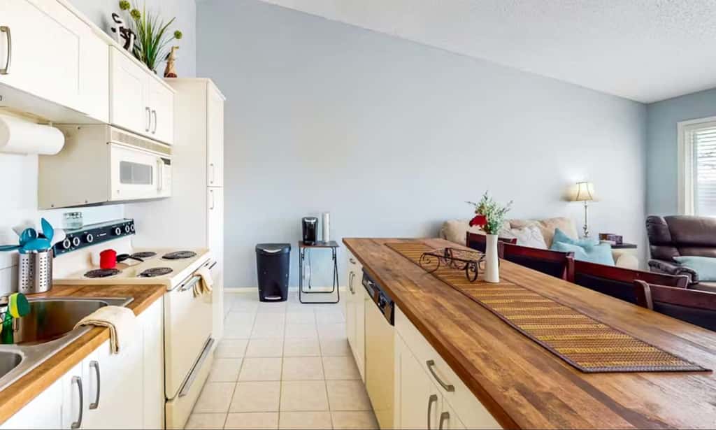 Charming 1BR Condo - Top Floor - LAKE VIEW