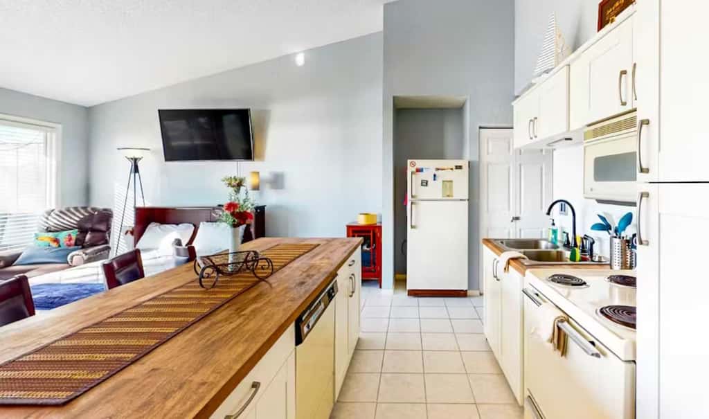 Charming 1BR Condo - Top Floor - LAKE VIEW