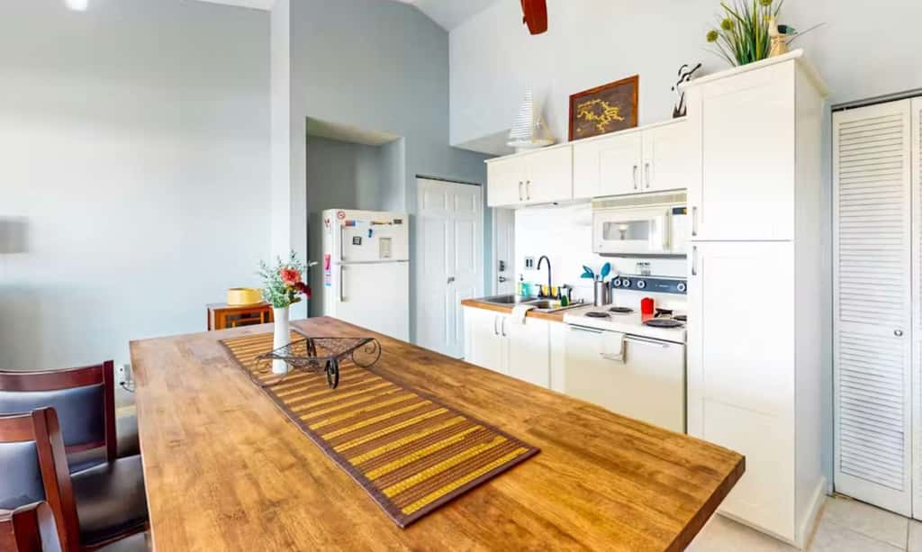 Charming 1BR Condo - Top Floor - LAKE VIEW