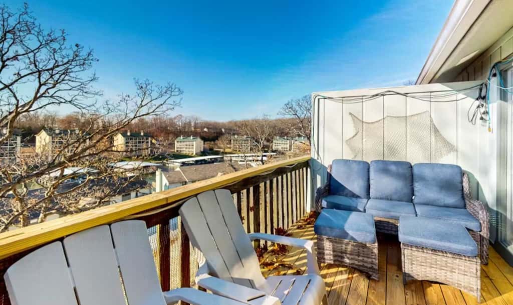 Charming 1BR Condo - Top Floor - LAKE VIEW