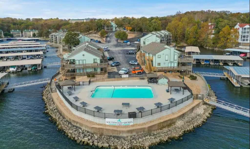 Charming 1BR Condo - Top Floor - LAKE VIEW