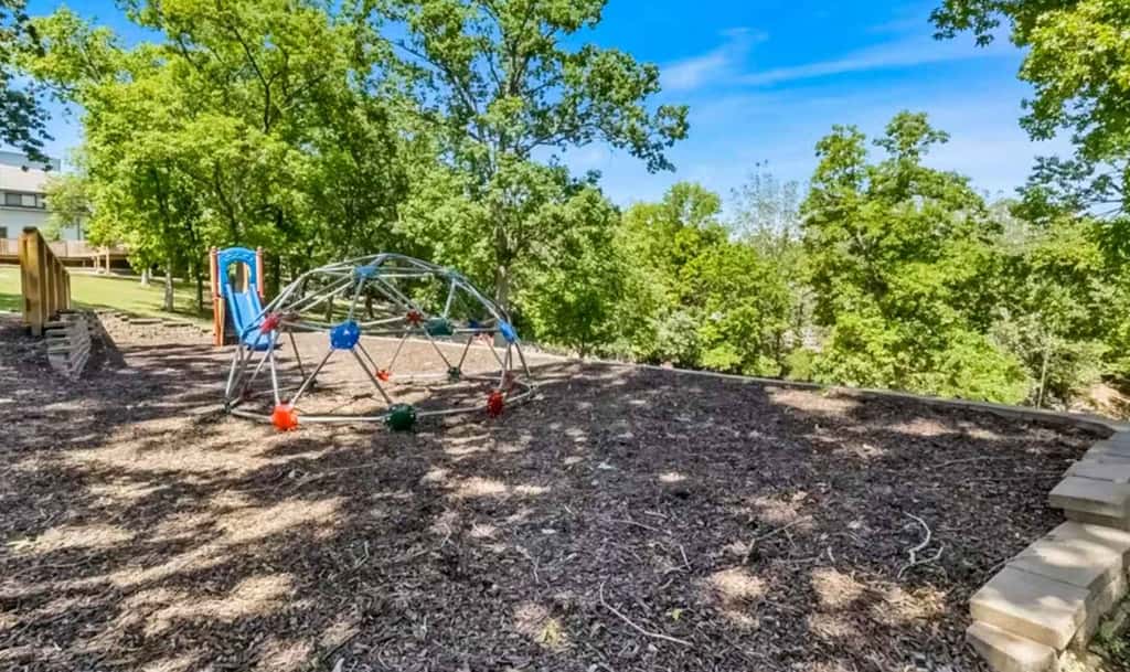 Charming 1BR Condo - Top Floor - LAKE VIEW