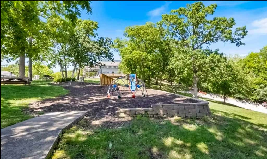 Charming 1BR Condo - Top Floor - LAKE VIEW