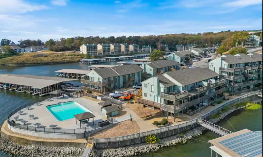 Charming 1BR Condo - Top Floor - LAKE VIEW