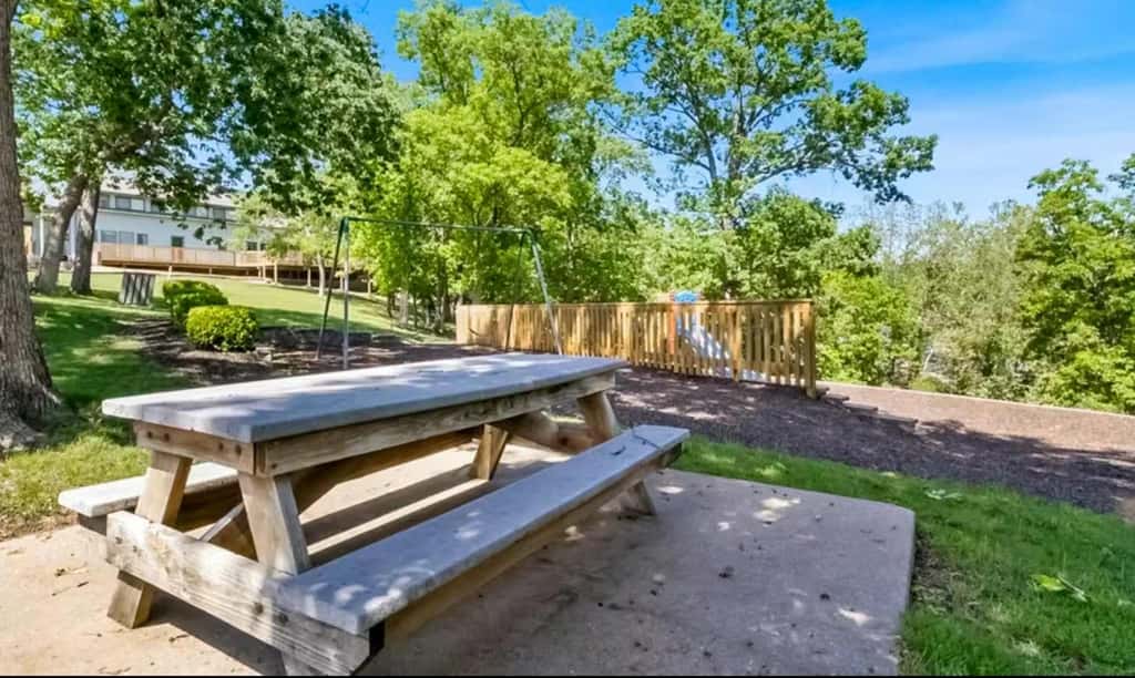 Charming 1BR Condo - Top Floor - LAKE VIEW