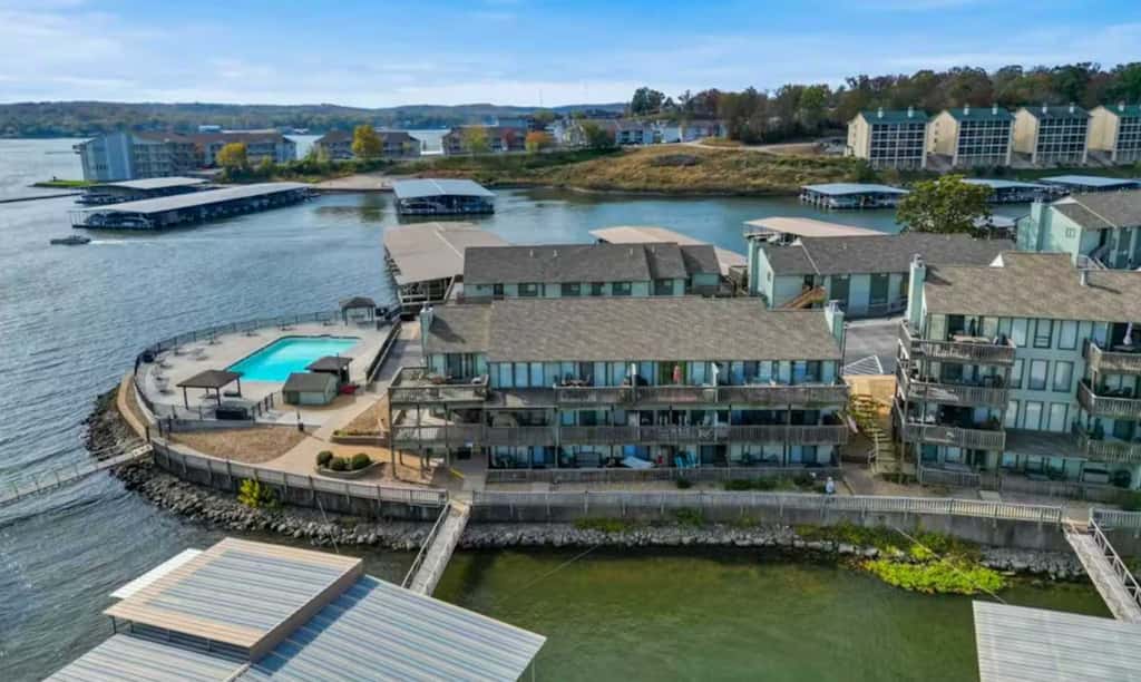 Charming 1BR Condo - Top Floor - LAKE VIEW