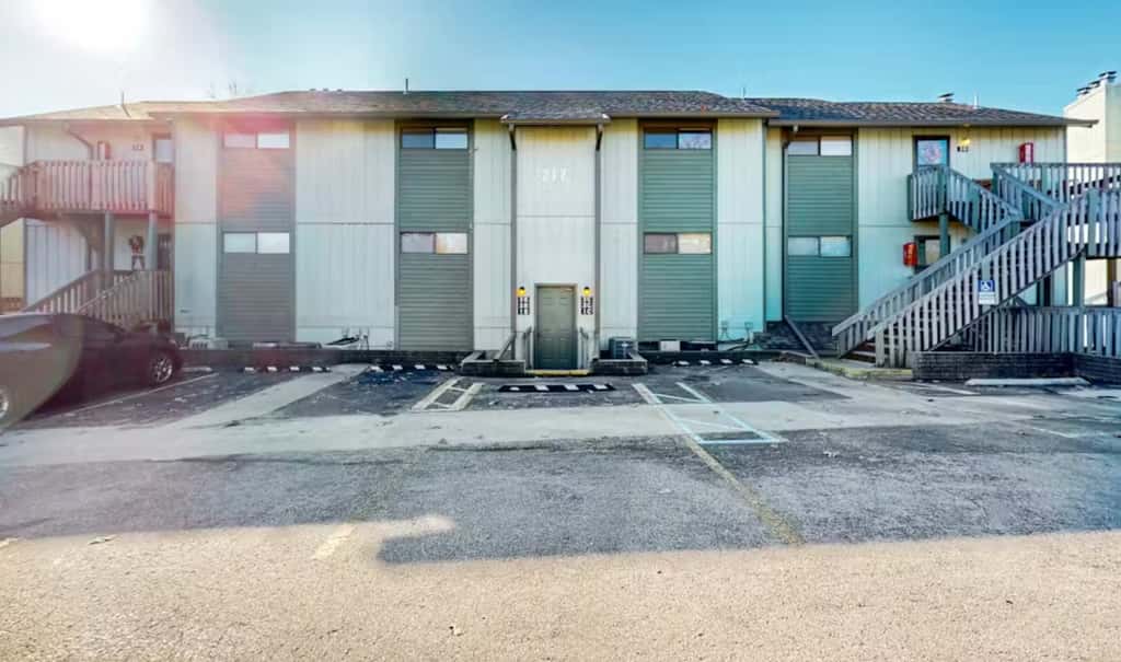 Charming 1BR Condo - Top Floor - LAKE VIEW