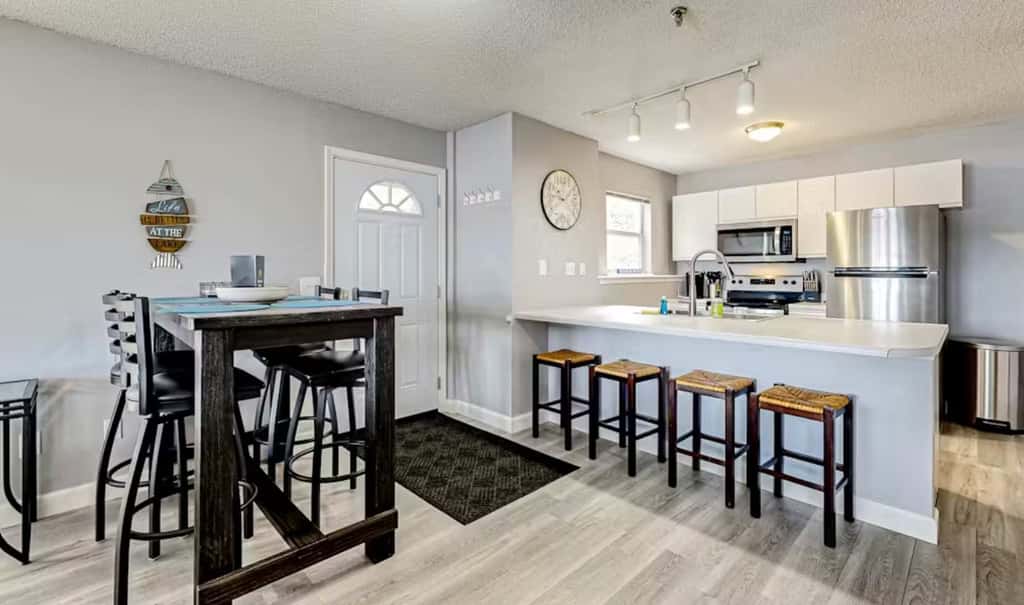 Unwind by the Lake - 2BR Condo - Lakeview Getaway