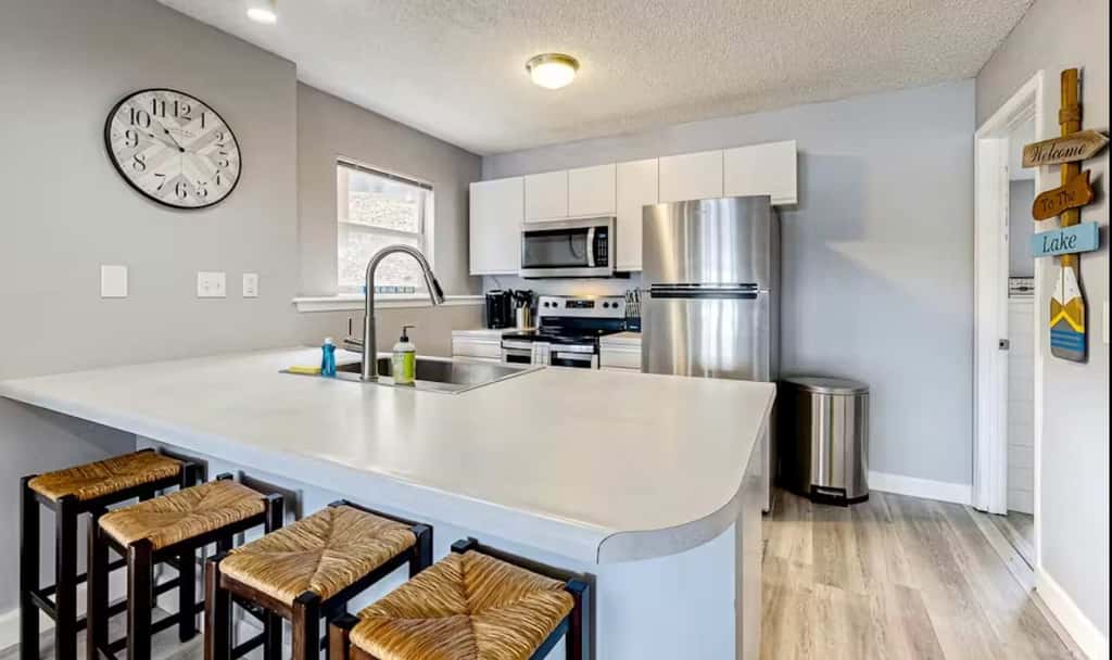 Unwind by the Lake - 2BR Condo - Lakeview Getaway