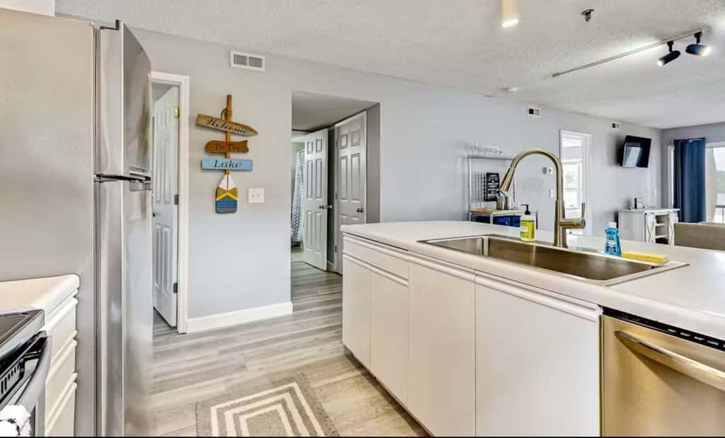 Unwind by the Lake - 2BR Condo - Lakeview Getaway