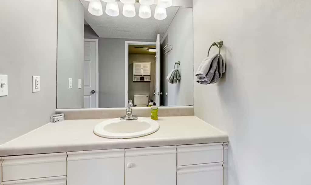 Unwind by the Lake - 2BR Condo - Lakeview Getaway