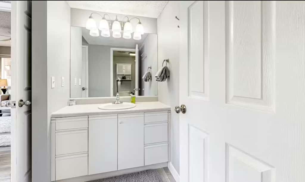 Unwind by the Lake - 2BR Condo - Lakeview Getaway