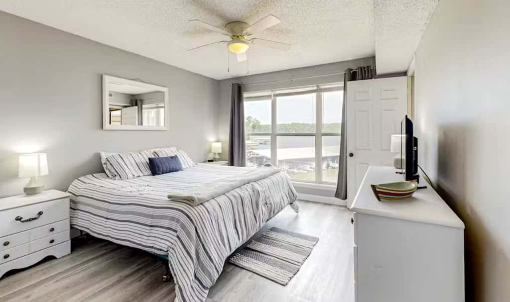 Unwind by the Lake - 2BR Condo - Lakeview Getaway