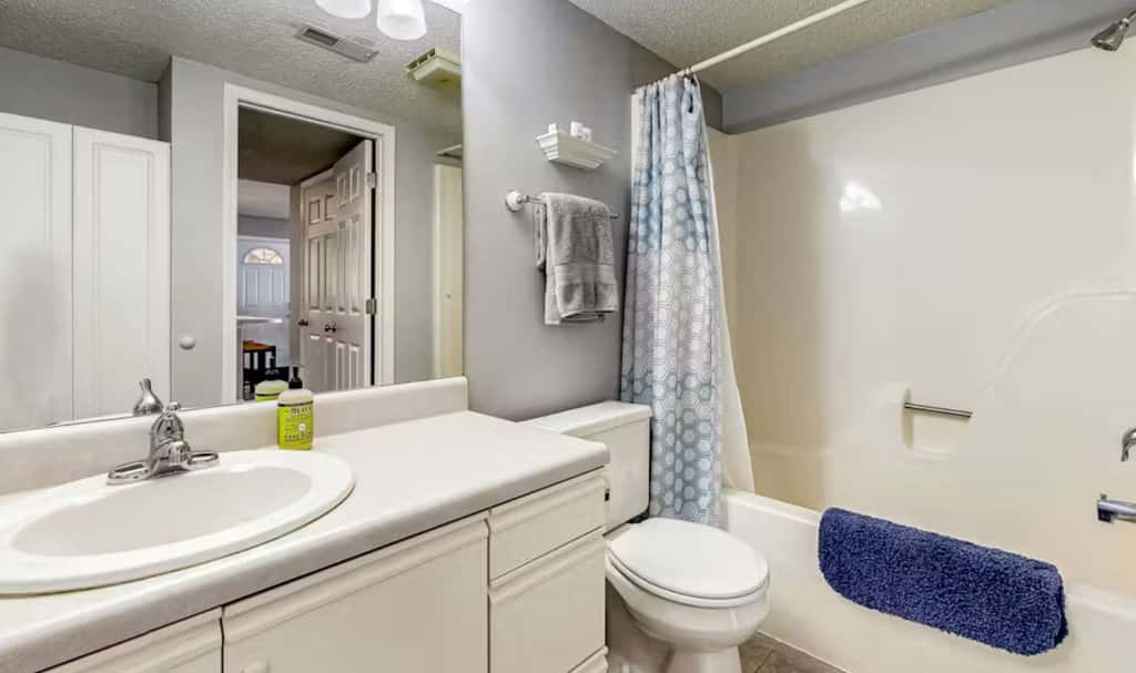 Unwind by the Lake - 2BR Condo - Lakeview Getaway