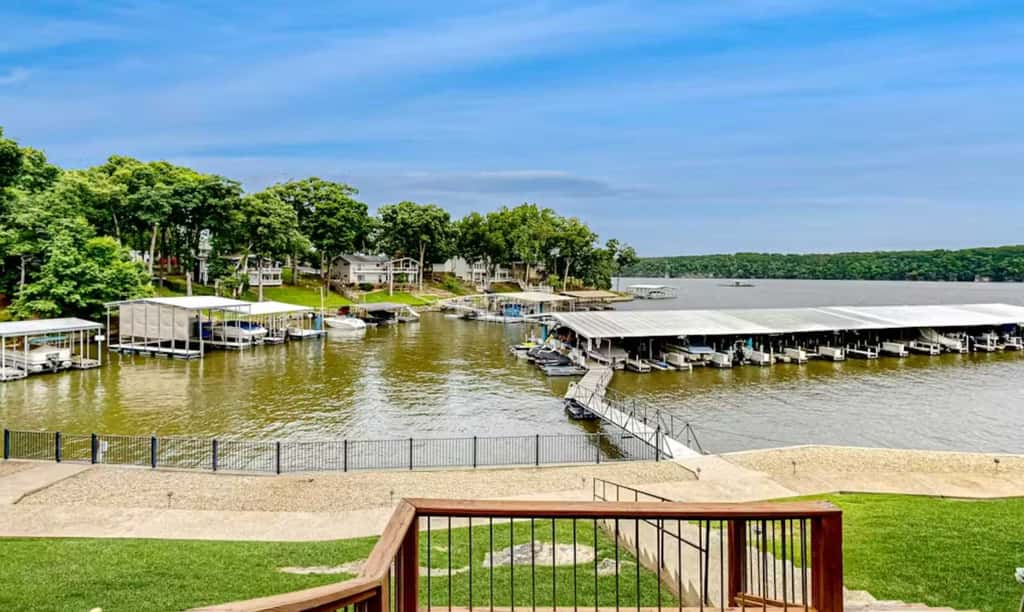 Unwind by the Lake - 2BR Condo - Lakeview Getaway