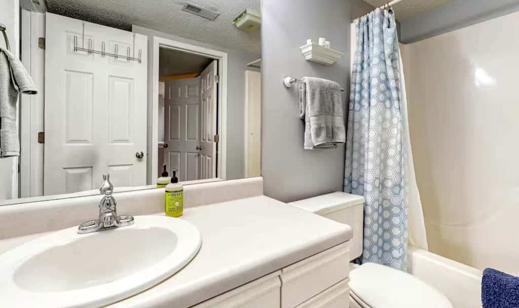 Unwind by the Lake - 2BR Condo - Lakeview Getaway