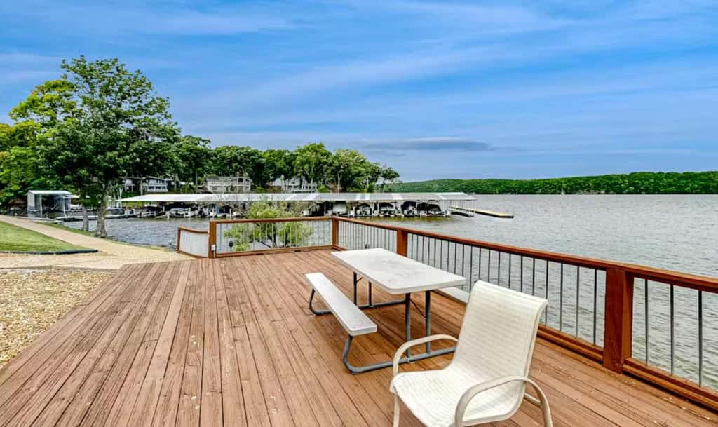 Unwind by the Lake - 2BR Condo - Lakeview Getaway