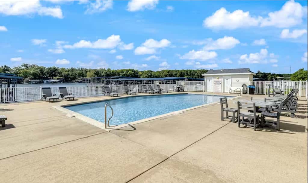 Top Floor 4BR Condo - Lake View - Water Front pool