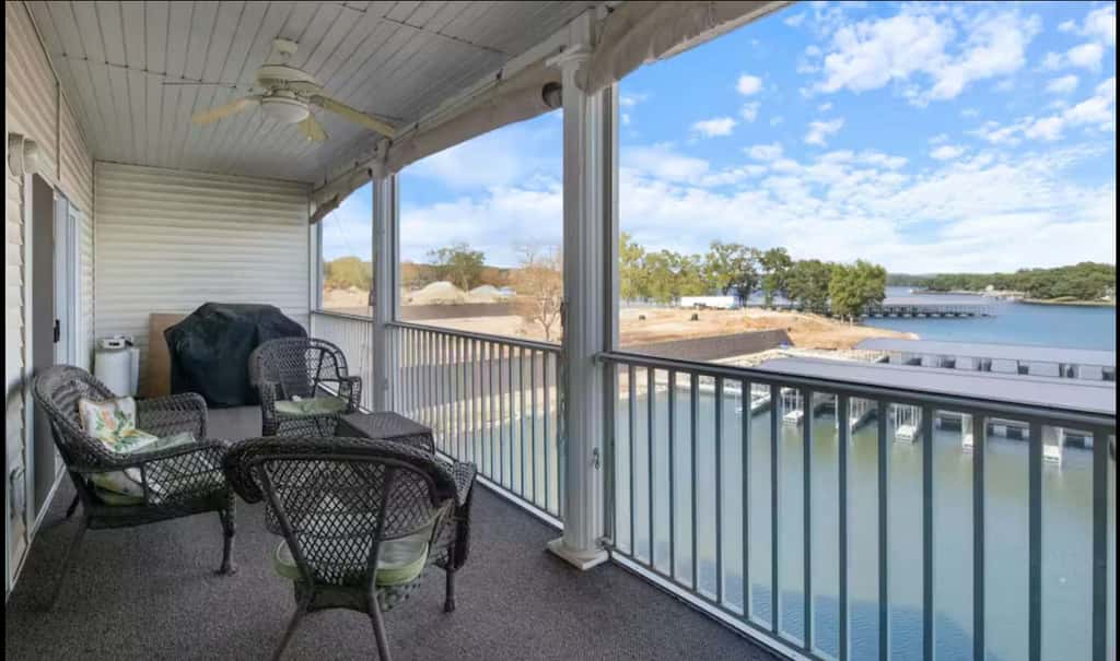 Top Floor 4BR Condo - Lake View - Water Front pool