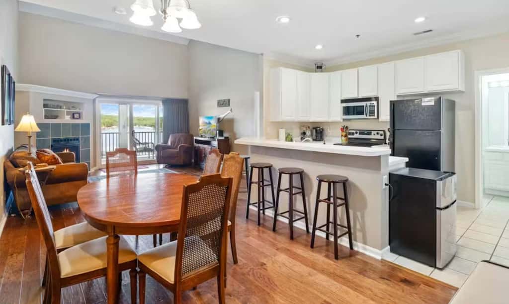 Top Floor 4BR Condo - Lake View - Water Front pool
