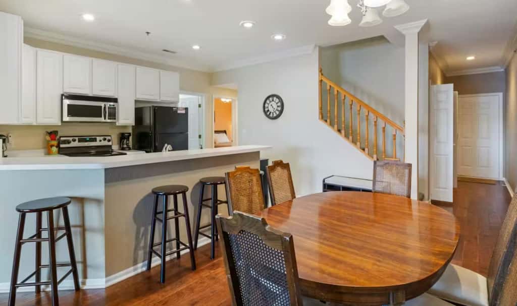 Top Floor 4BR Condo - Lake View - Water Front pool