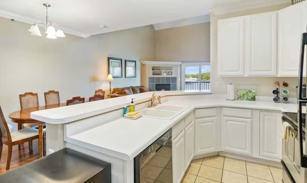 Top Floor 4BR Condo - Lake View - Water Front pool