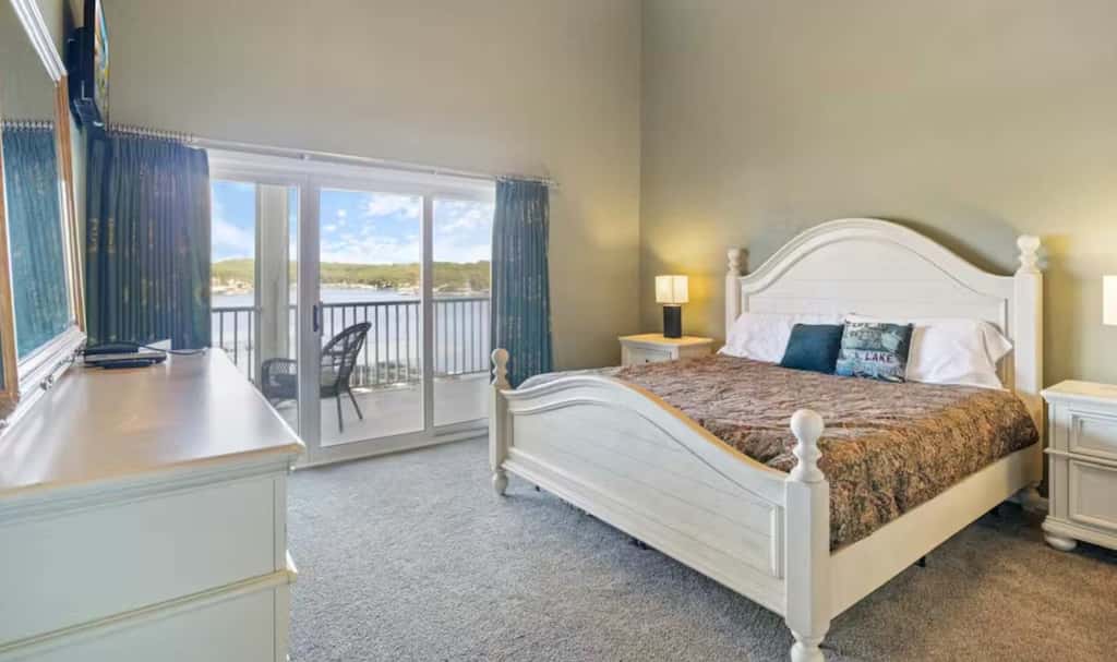 Top Floor 4BR Condo - Lake View - Water Front pool