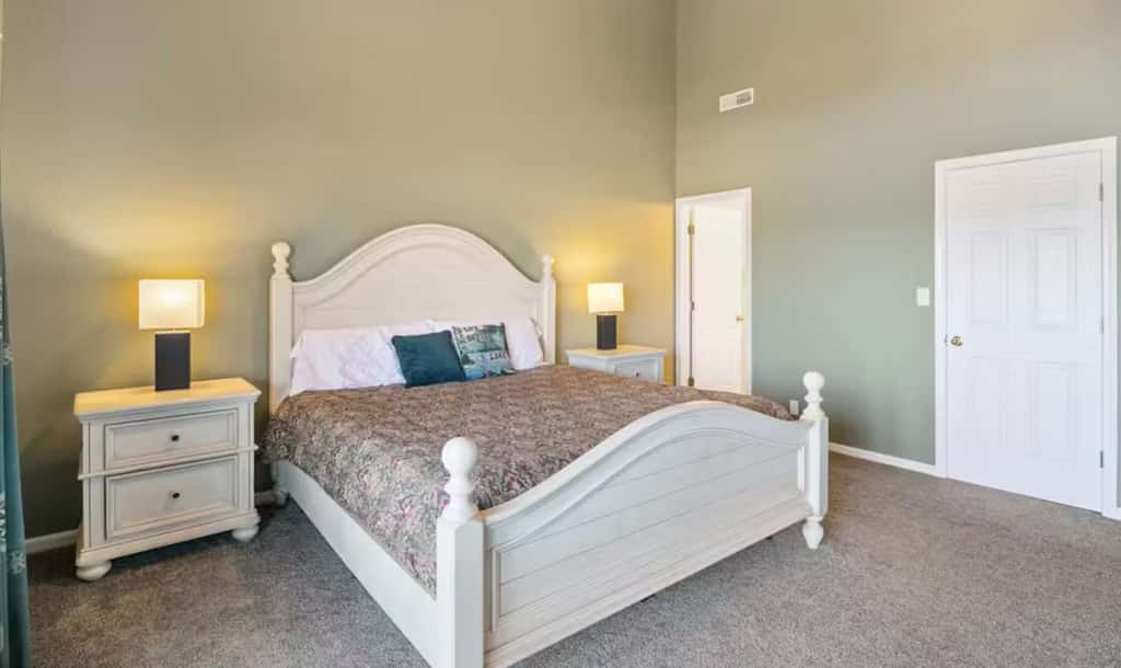 Top Floor 4BR Condo - Lake View - Water Front pool