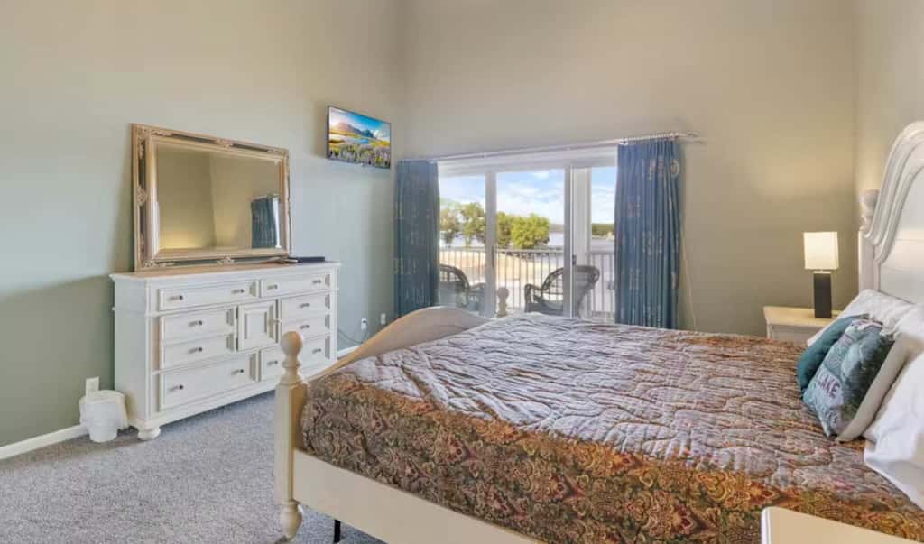 Top Floor 4BR Condo - Lake View - Water Front pool