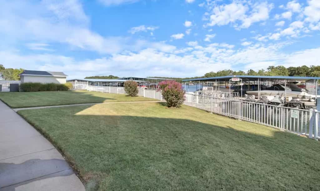 Top Floor 4BR Condo - Lake View - Water Front pool
