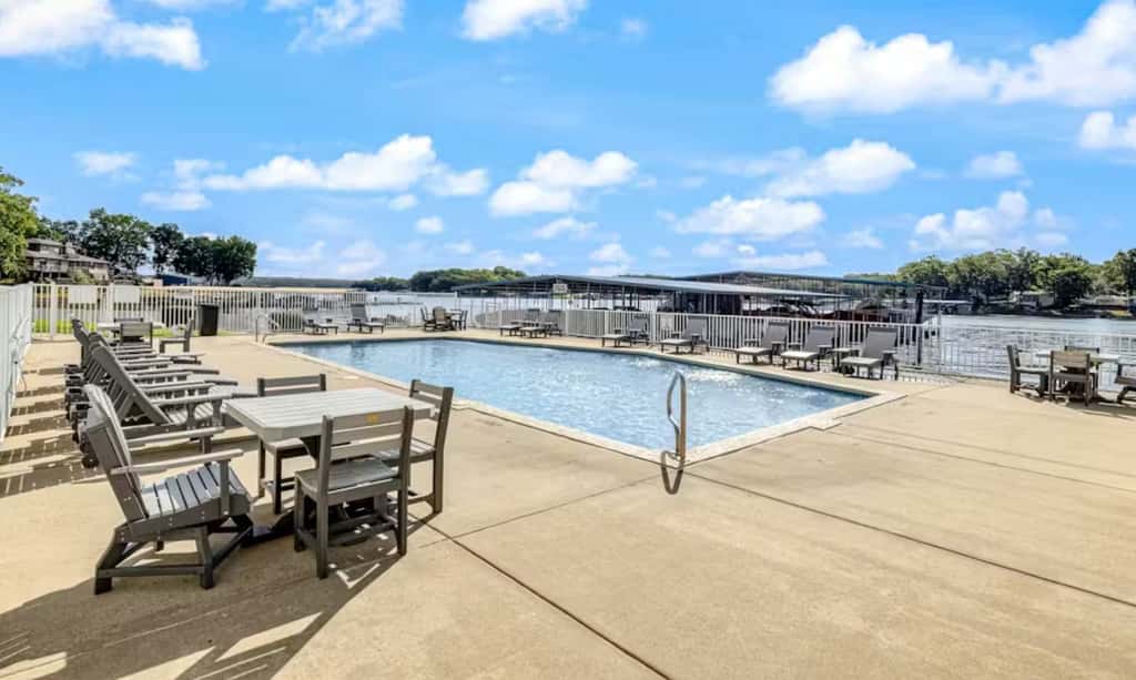 Top Floor 4BR Condo - Lake View - Water Front pool