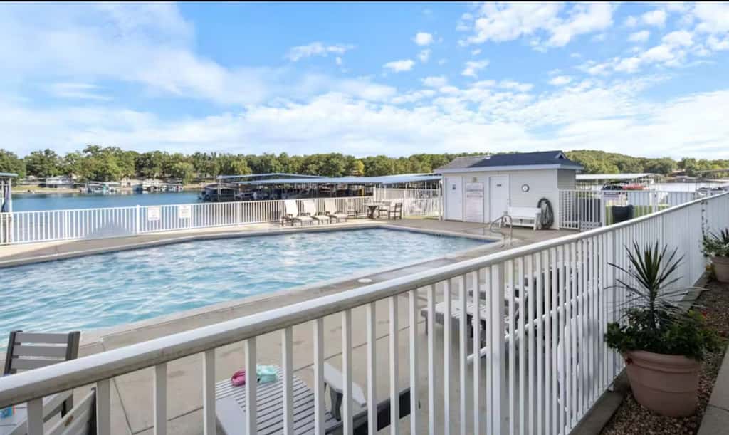 Top Floor 4BR Condo - Lake View - Water Front pool