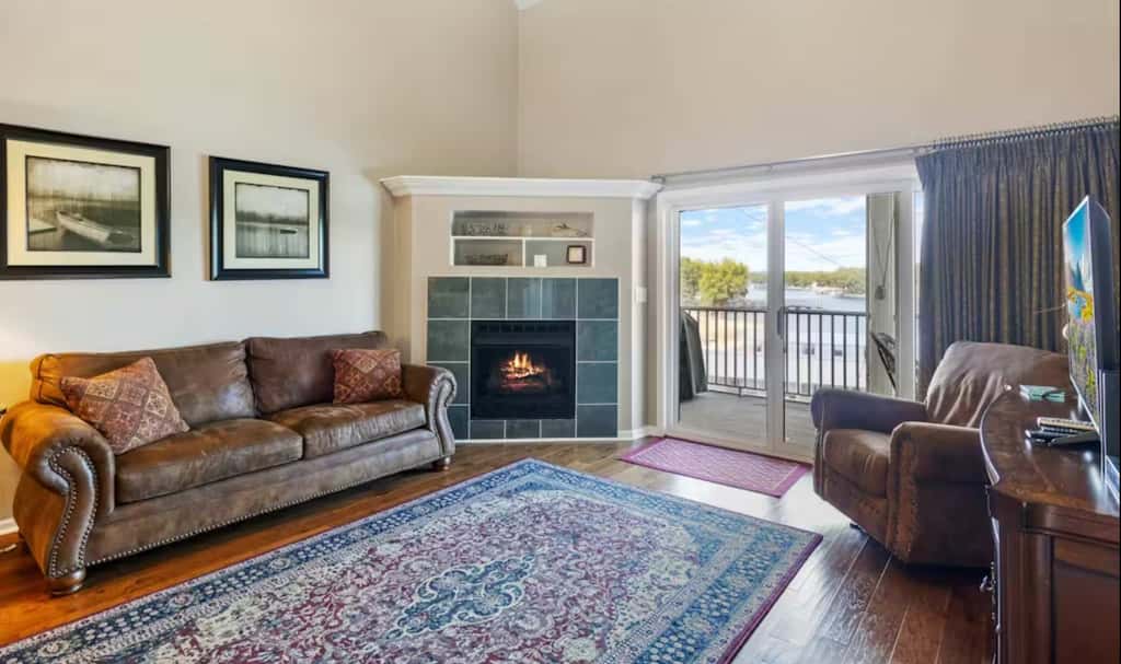 Top Floor 4BR Condo - Lake View - Water Front pool