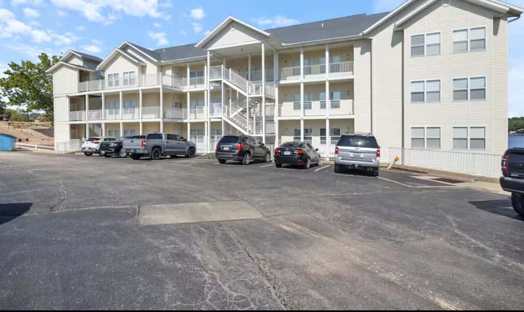 Top Floor 4BR Condo - Lake View - Water Front pool