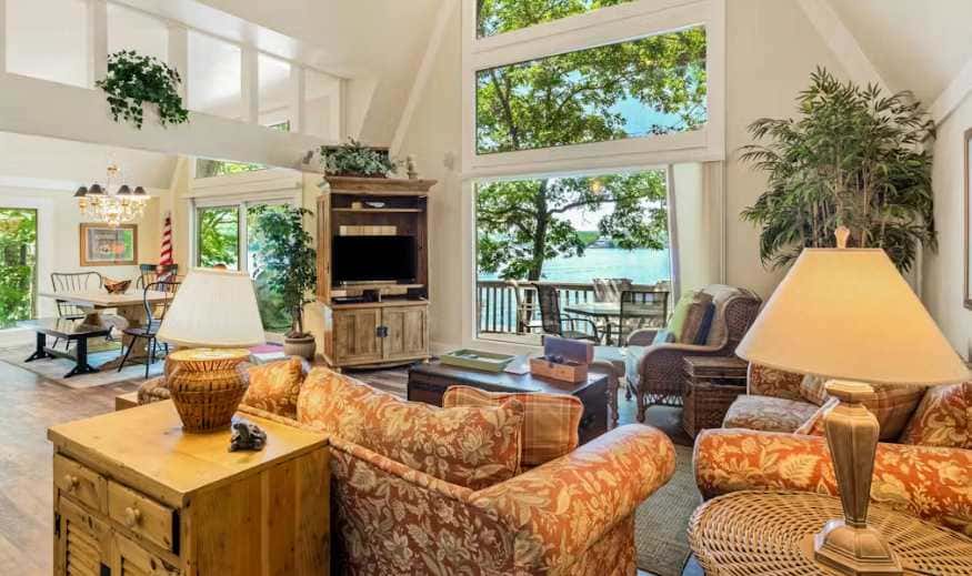 Rustic 5BR Lakefront - Dock & POOL - Osage Beach