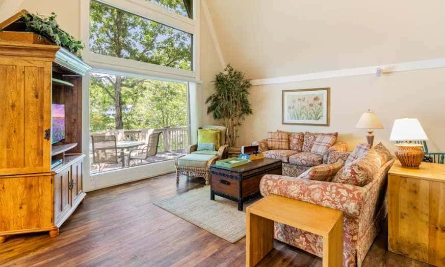 Rustic 5BR Lakefront - Dock & POOL - Osage Beach